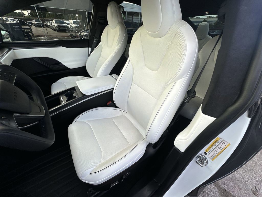 2022 Tesla Model X - Photo 13