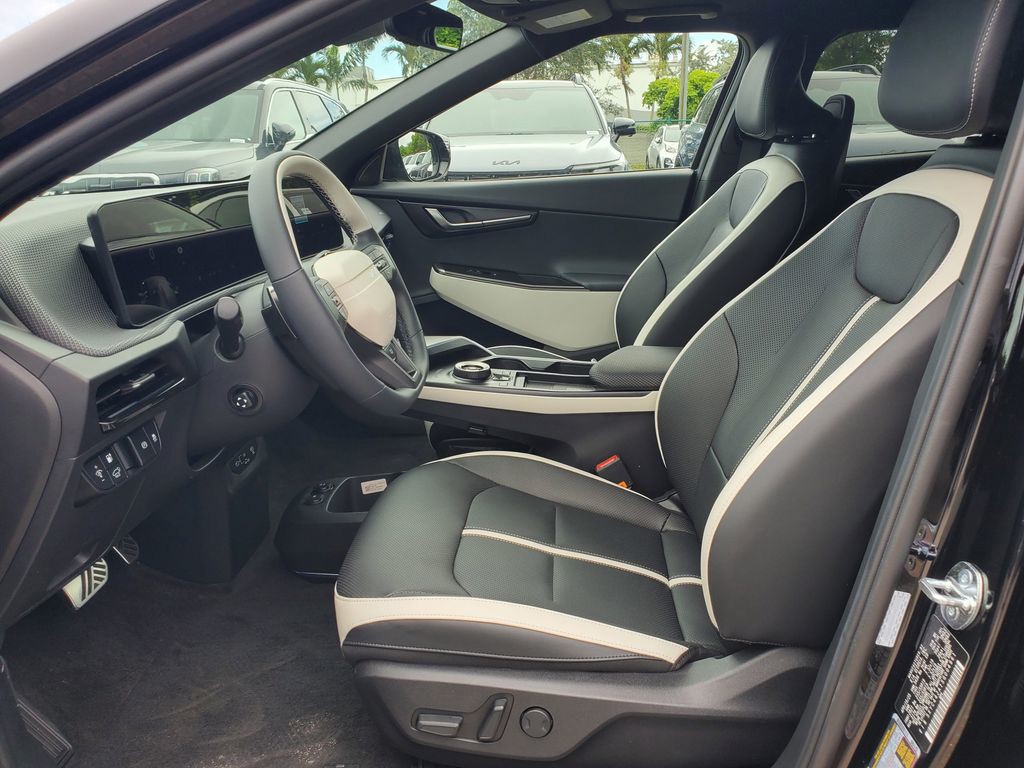 2025 Kia EV6 - Photo 13