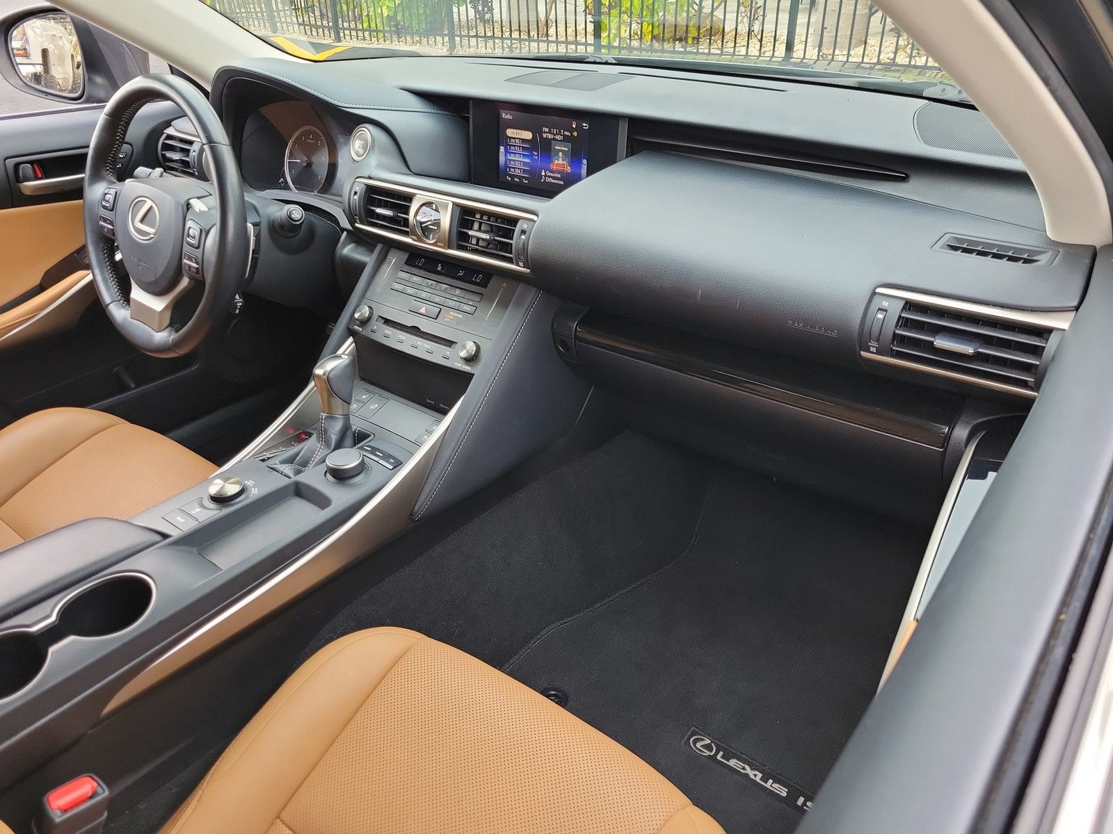 2019 Lexus IS - Photo 11