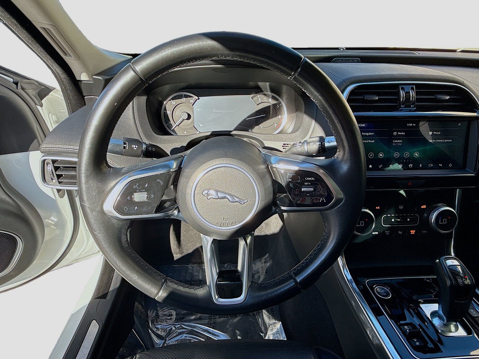 2020 Jaguar XE - Photo 10