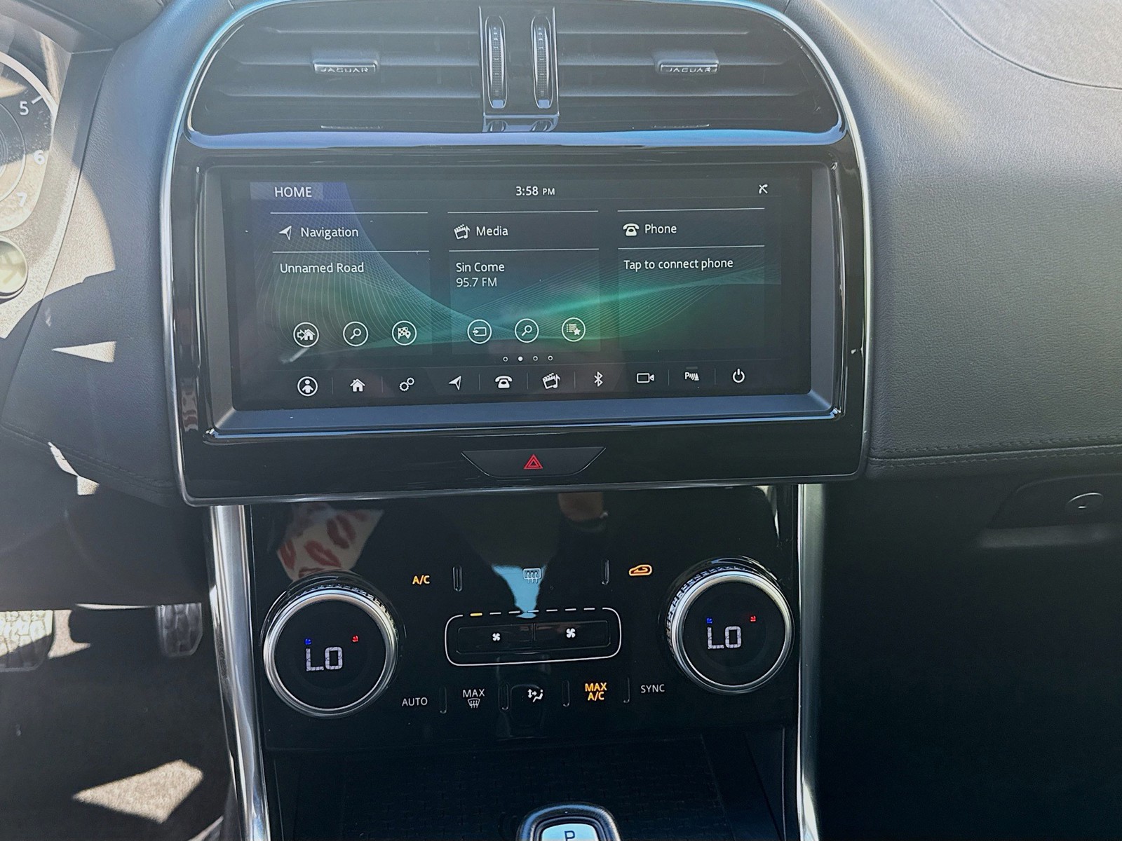2020 Jaguar XE - Photo 12