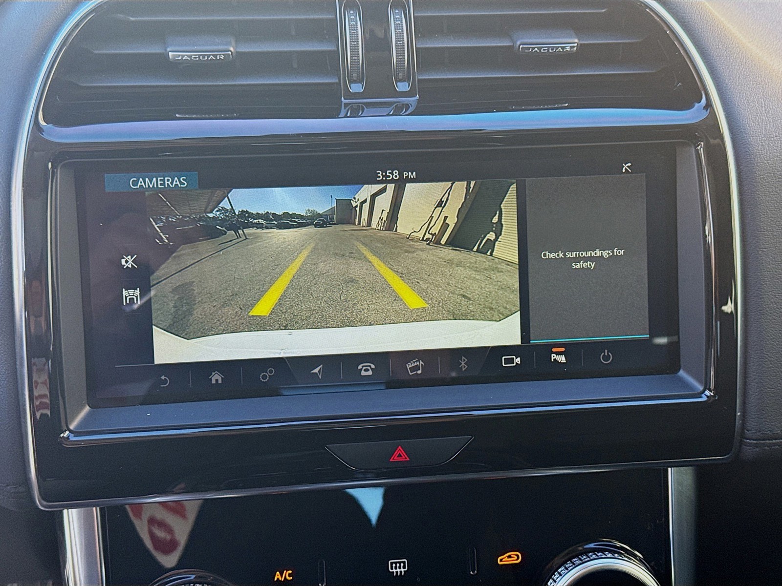 2020 Jaguar XE - Photo 14