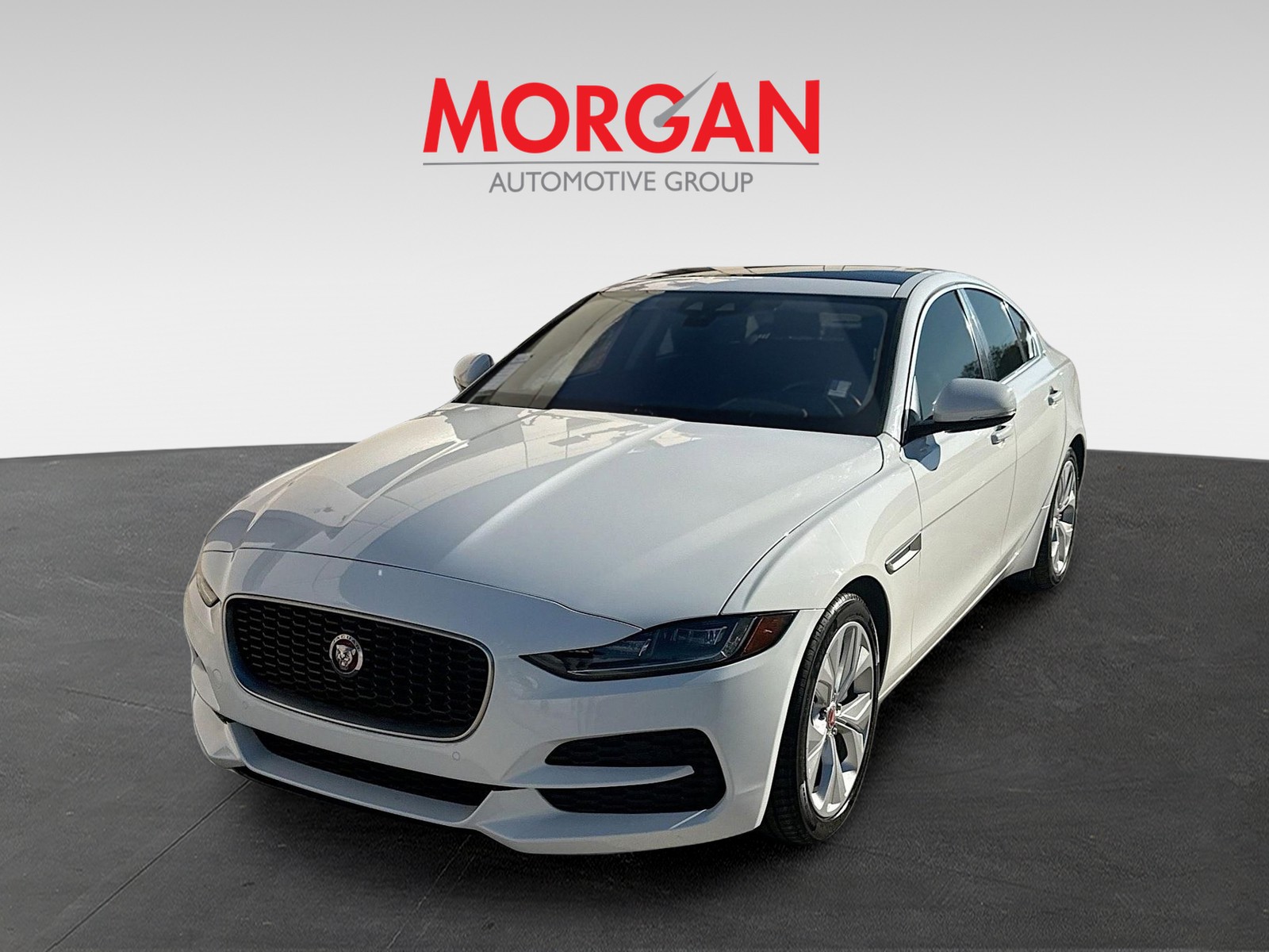2020 Jaguar XE - Photo 2