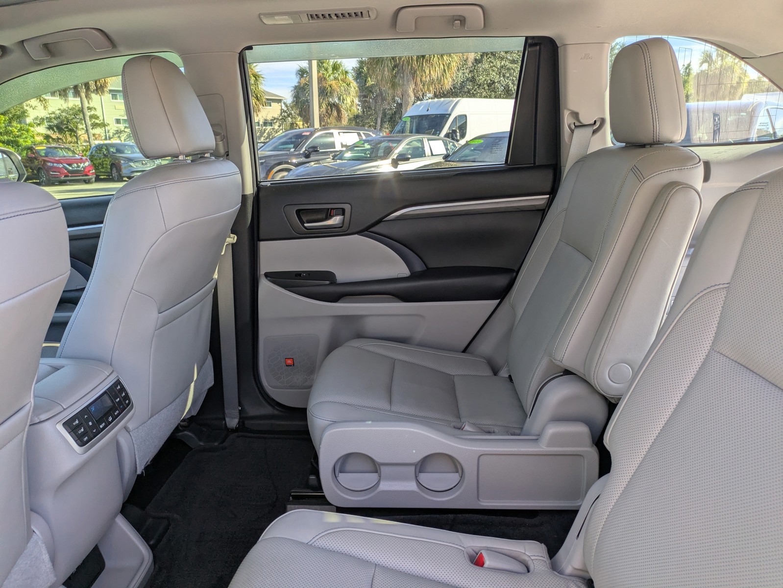 2017 Toyota Highlander - Photo 15