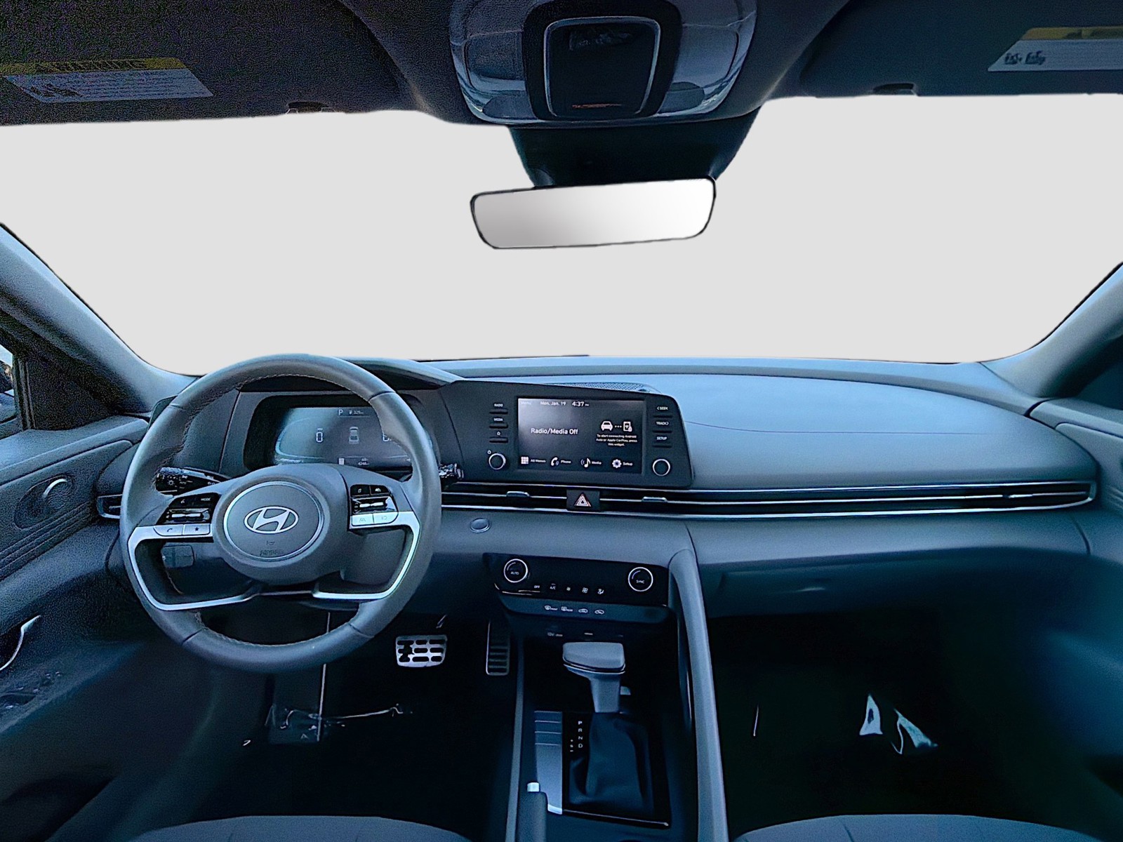 2025 Hyundai Elantra - Photo 15