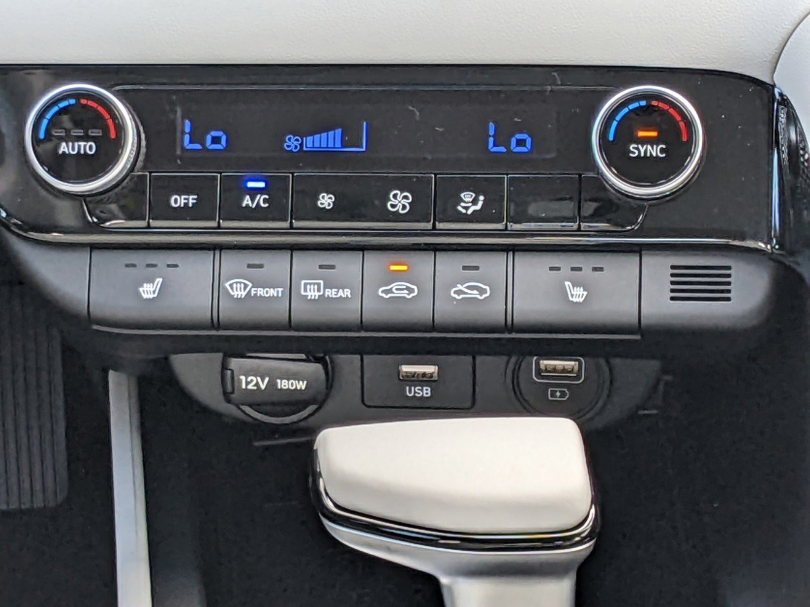 2025 Hyundai ELANTRA - Photo 16