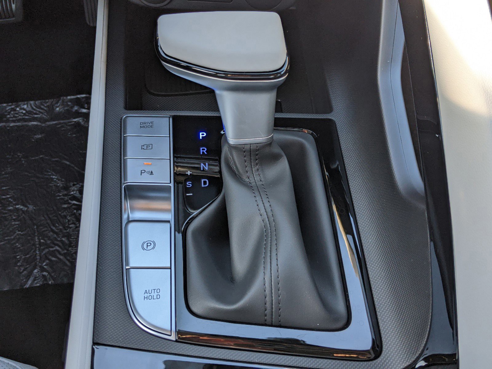 2025 Hyundai ELANTRA - Photo 17