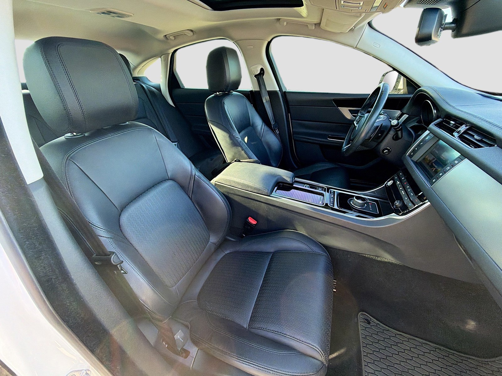 2018 Jaguar XF - Photo 14