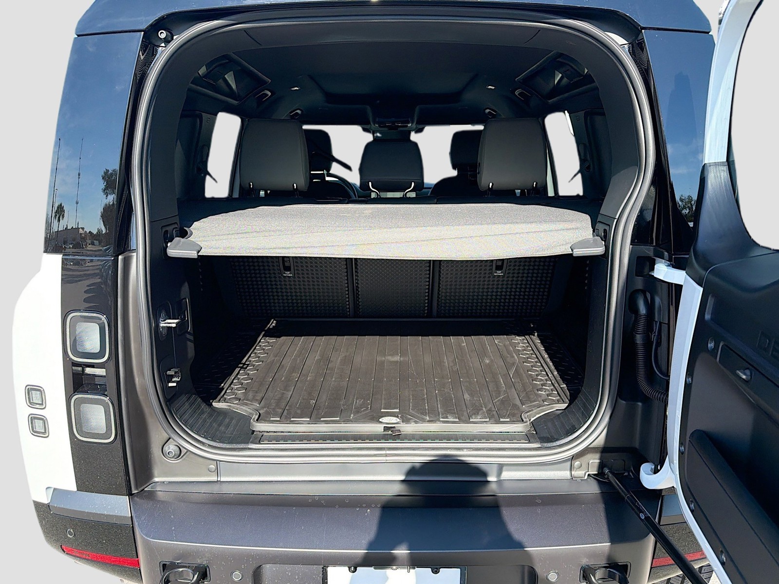 2026 Land Rover Defender 110 - Photo 12