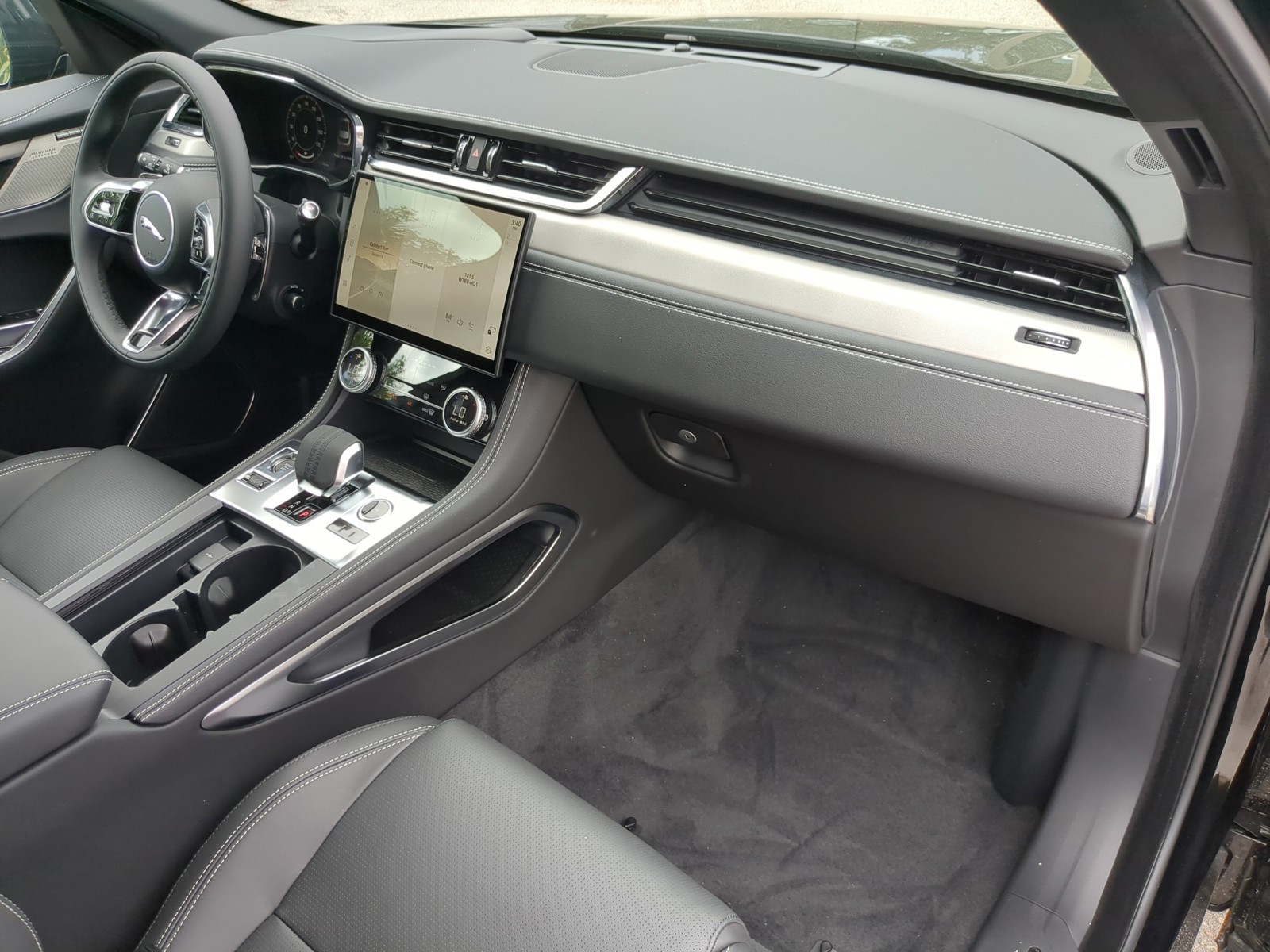 2026 Jaguar F-PACE - Photo 10