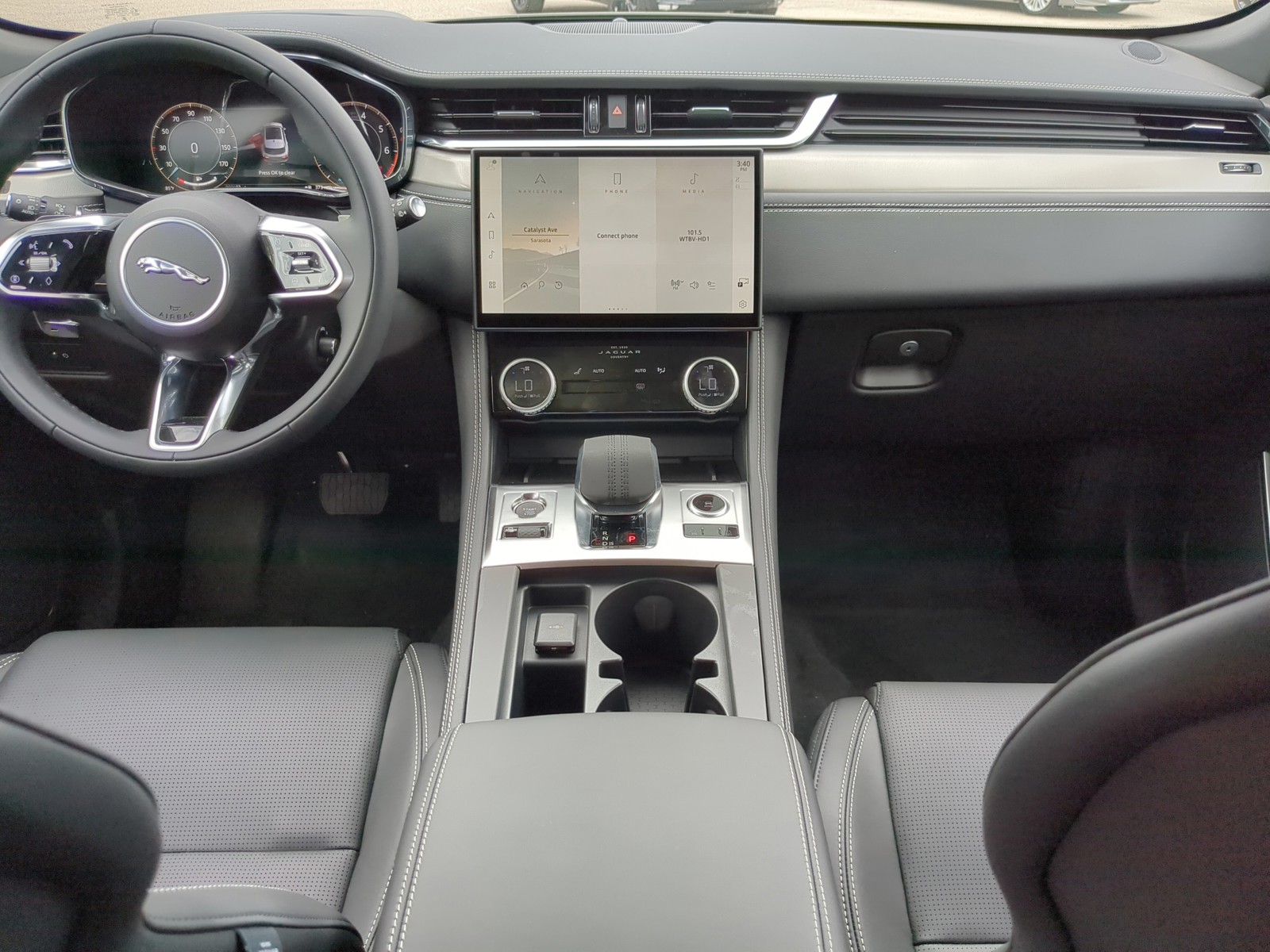 2026 Jaguar F-PACE - Photo 13