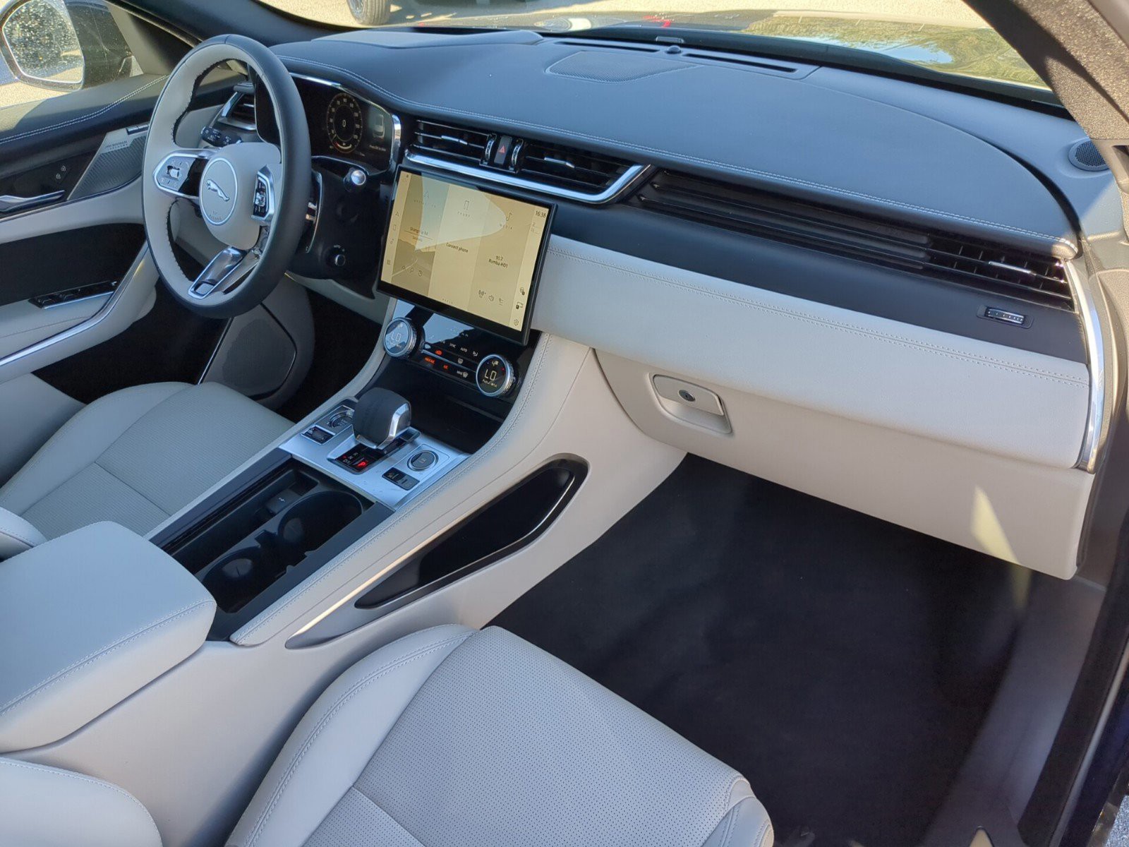2026 Jaguar F-PACE - Photo 12