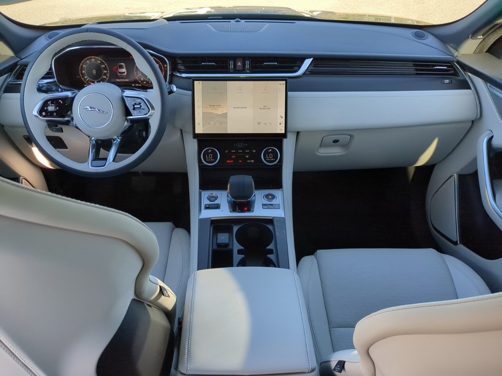 2026 Jaguar F-PACE - Photo 13