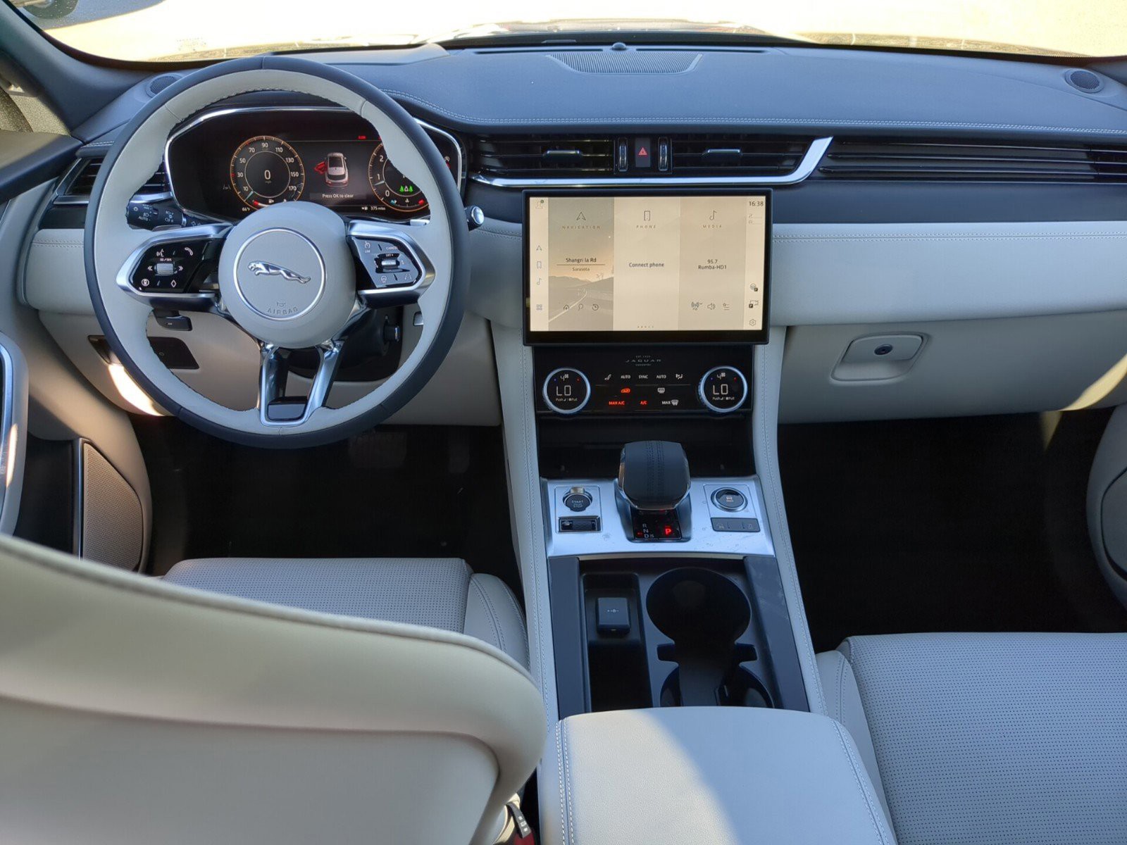 2026 Jaguar F-PACE - Photo 14