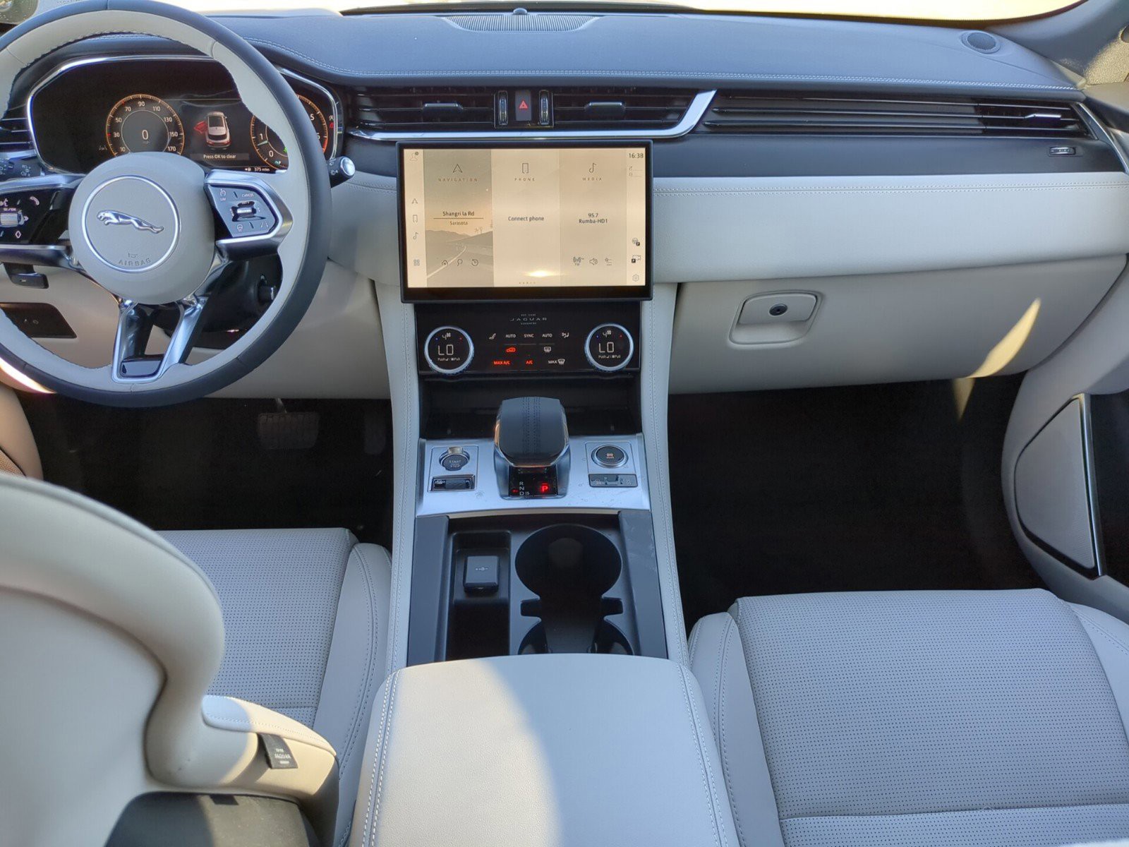 2026 Jaguar F-PACE - Photo 15