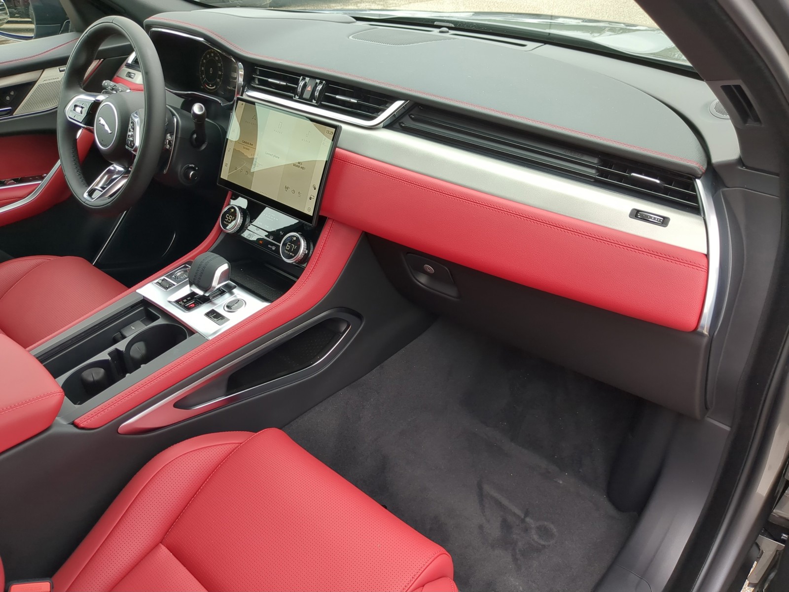 2026 Jaguar F-PACE - Photo 15
