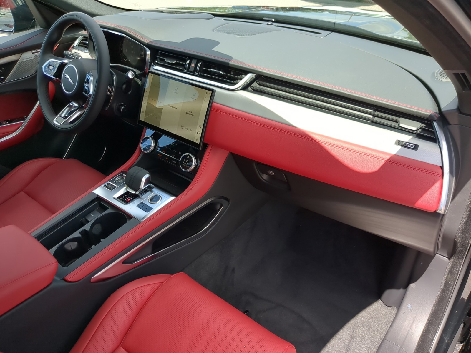 2026 Jaguar F-PACE - Photo 12