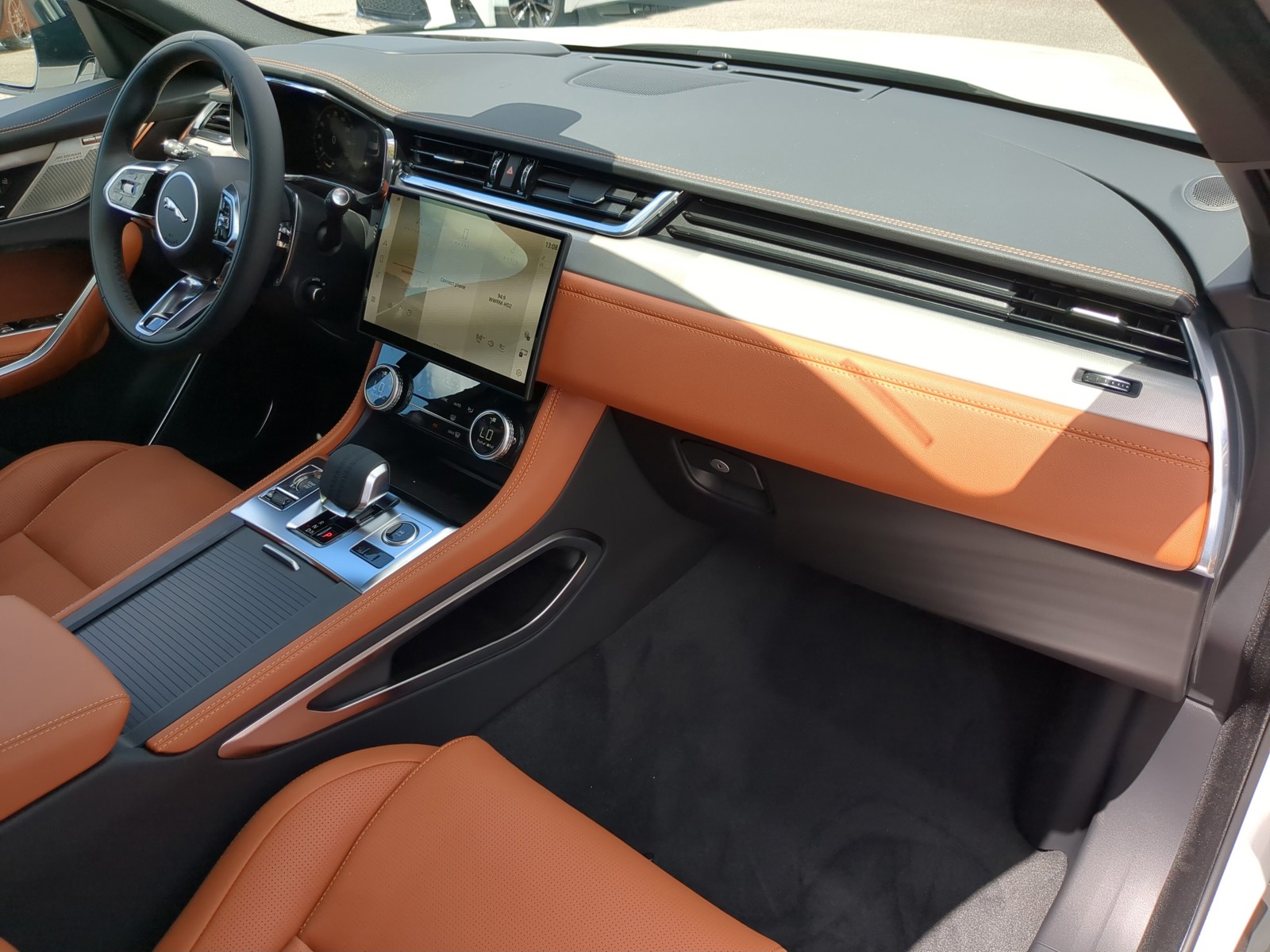 2026 Jaguar F-PACE - Photo 9