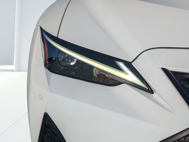 2021 Lexus IS - Photo 8