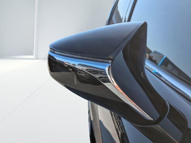 2022 Lexus IS - Photo 10