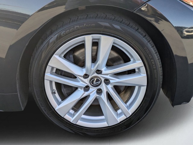 2022 Lexus IS - Photo 9