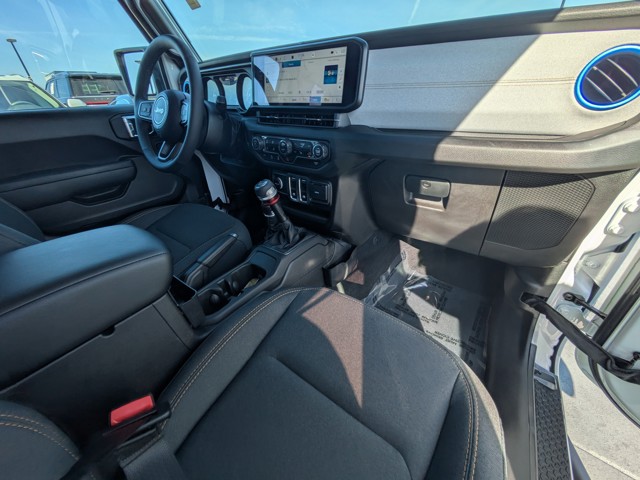 2025 Jeep Wrangler - Photo 11