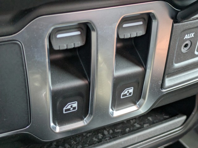 2025 Jeep Wrangler - Photo 15