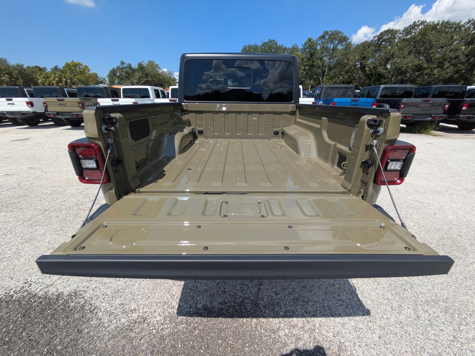 2025 Jeep Gladiator - Photo 11