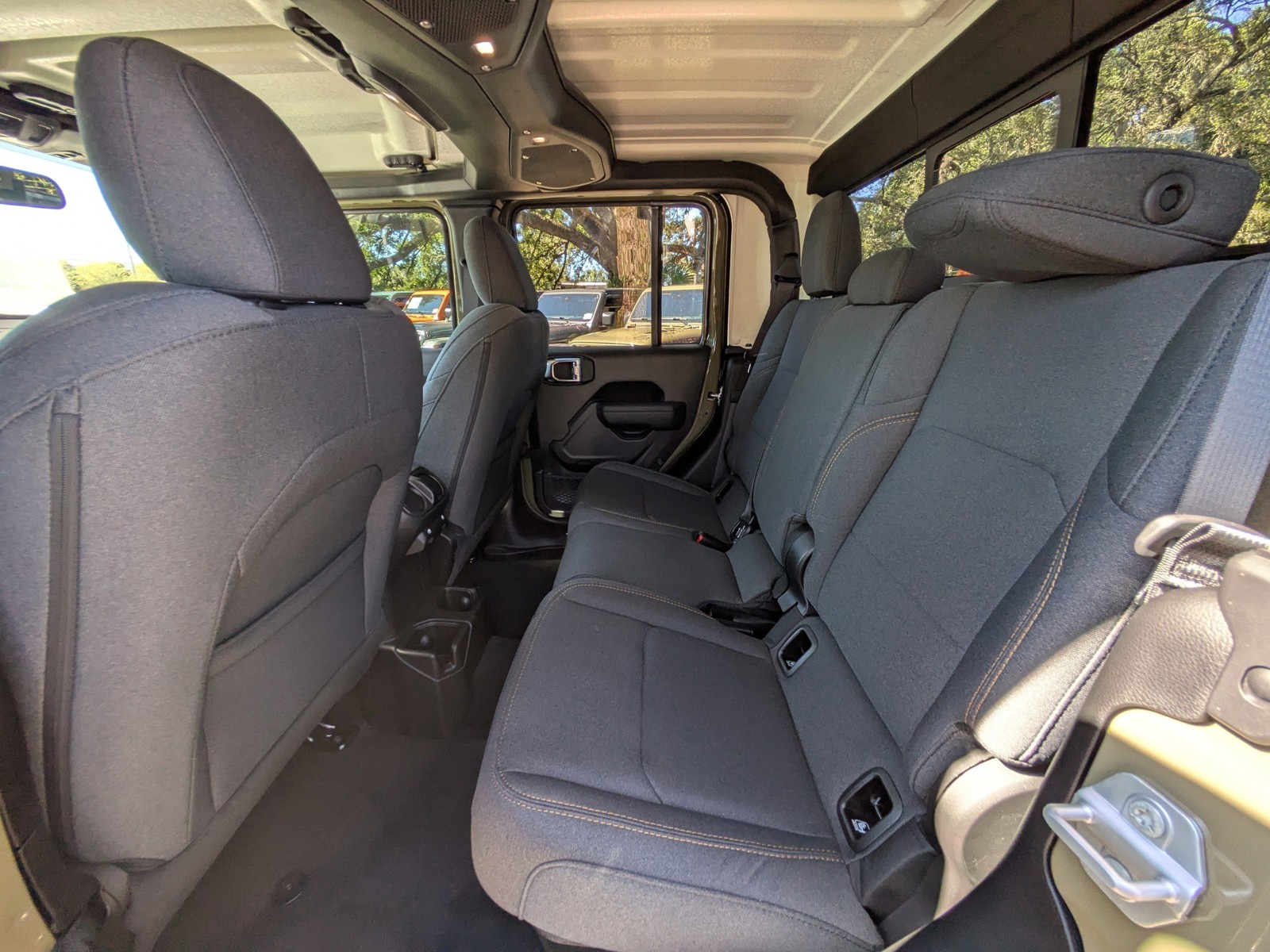 2025 Jeep Gladiator - Photo 12
