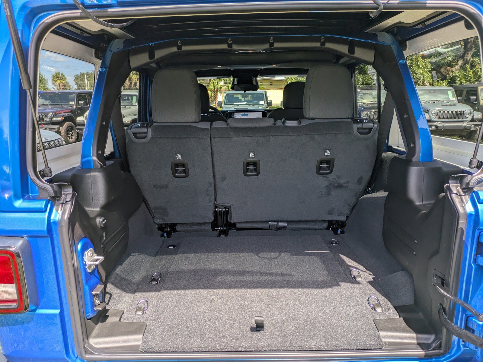 2025 Jeep Wrangler - Photo 11