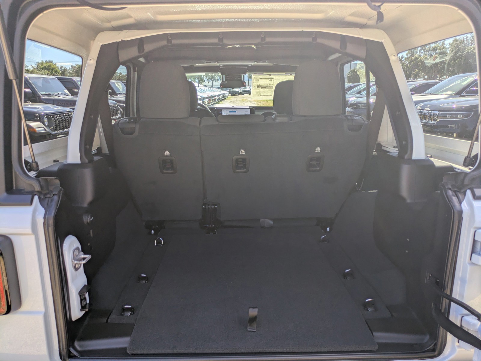 2025 Jeep Wrangler - Photo 11
