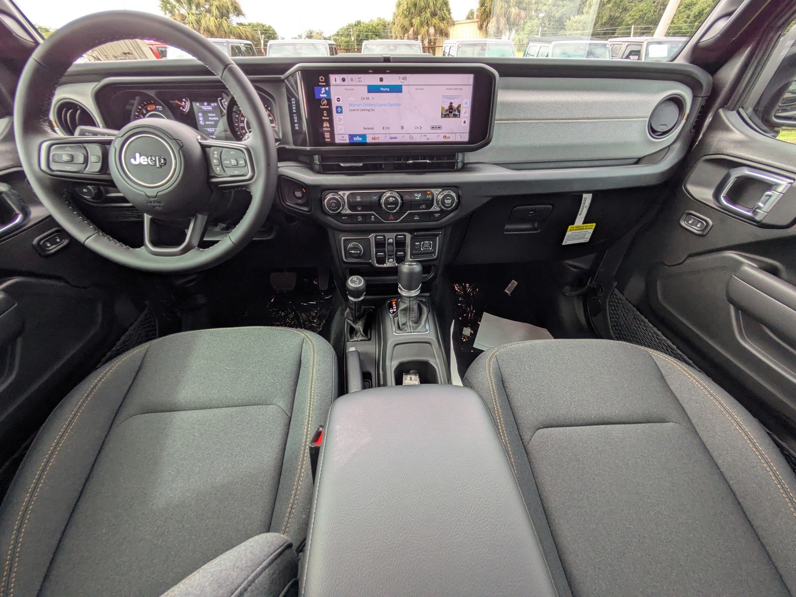 2025 Jeep Wrangler - Photo 13