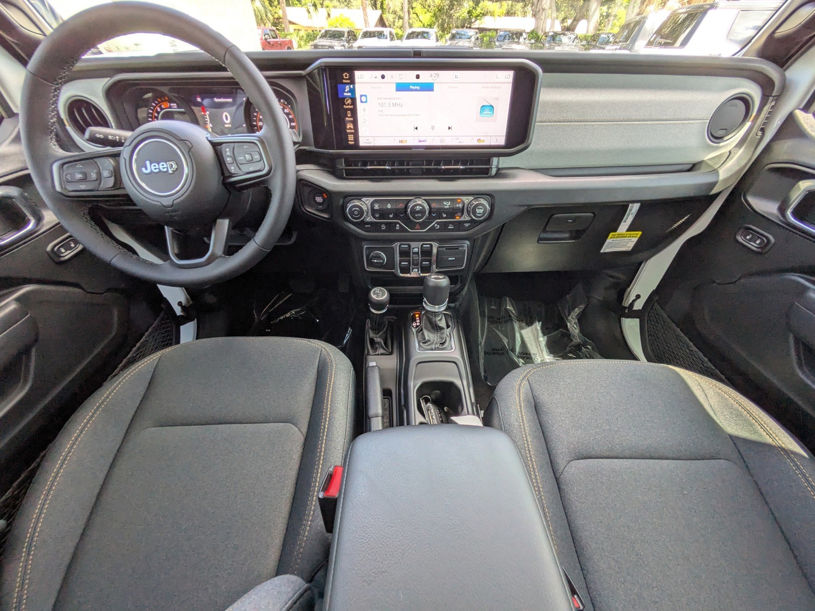 2025 Jeep Wrangler - Photo 13