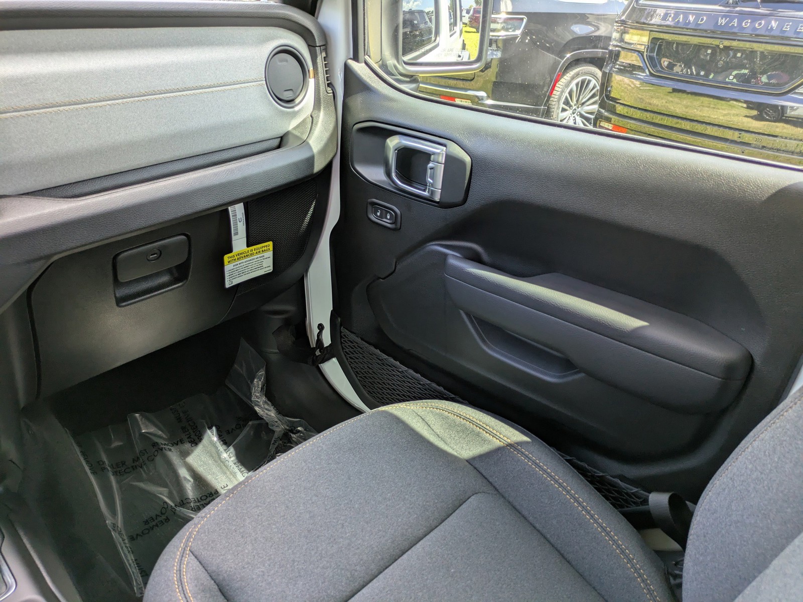 2025 Jeep Wrangler - Photo 15