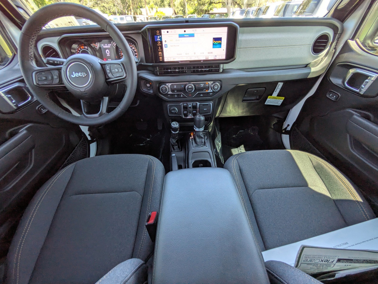 2025 Jeep Wrangler - Photo 13