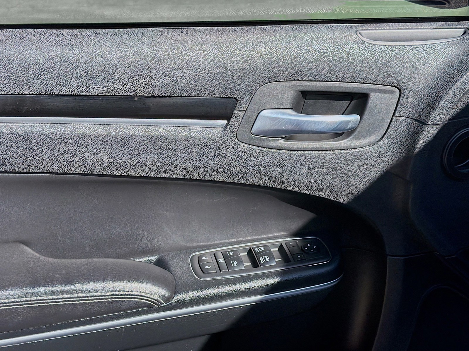2018 Chrysler 300 - Photo 14