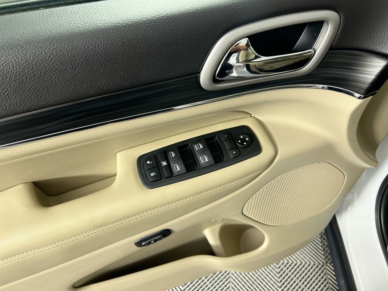 2020 Jeep Grand Cherokee - Photo 15