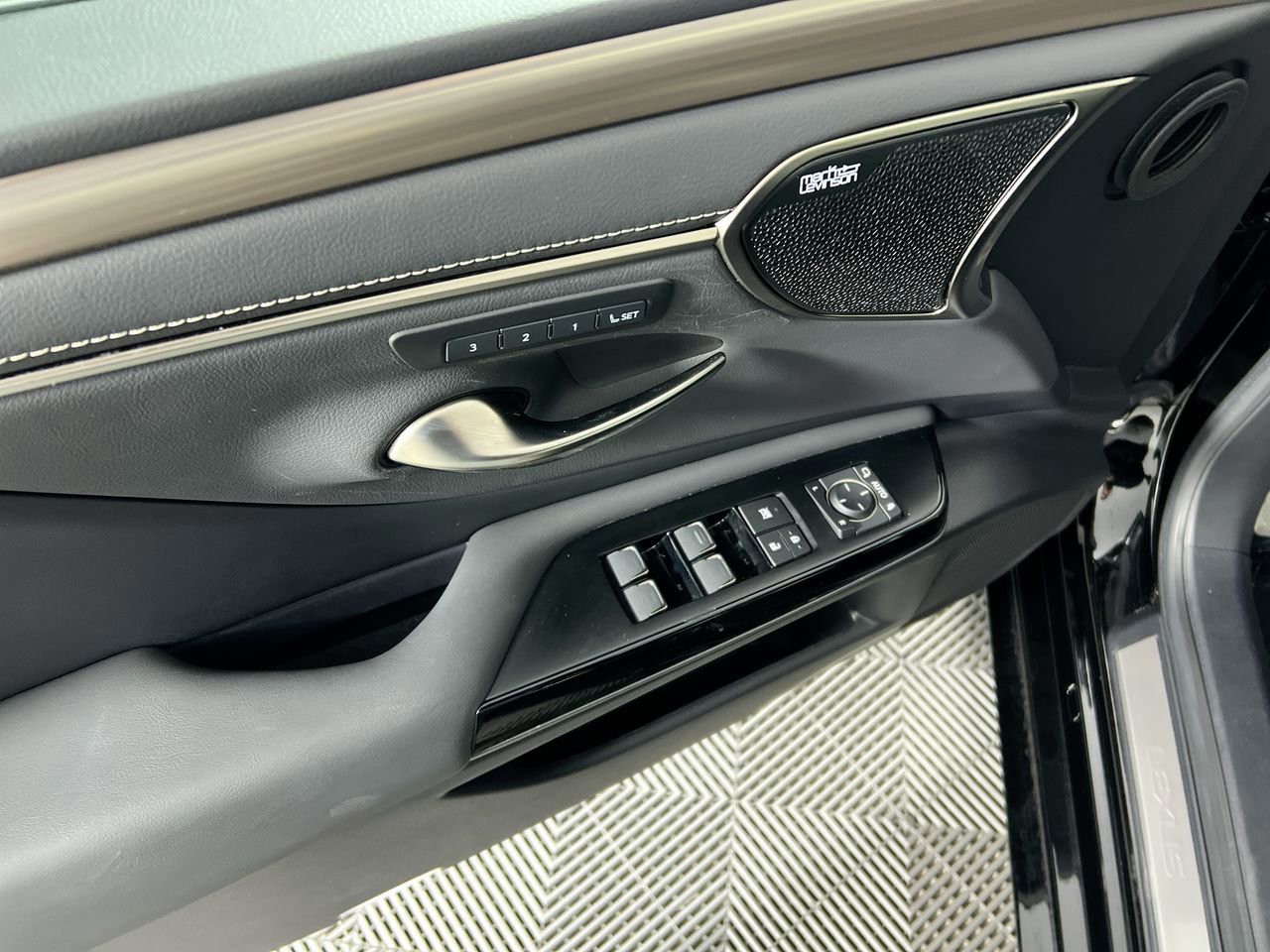 2022 Lexus ES - Photo 14