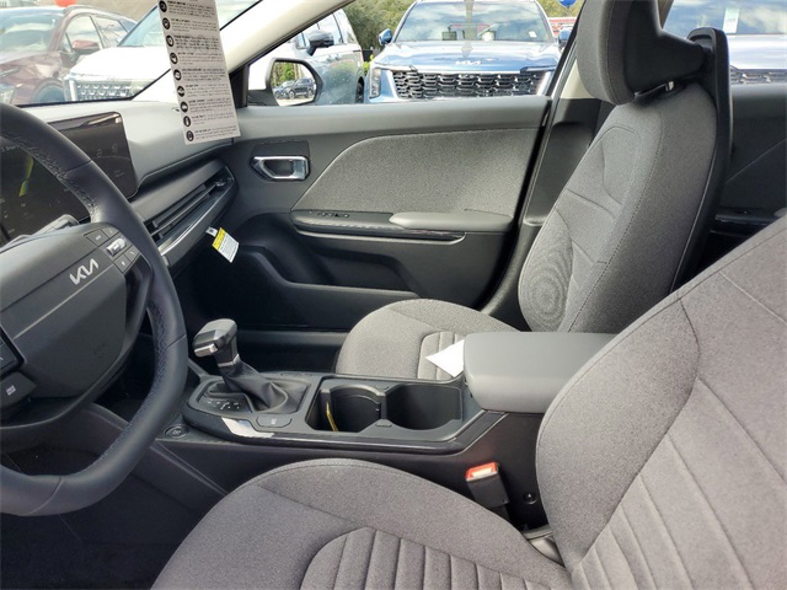 2025 Kia K4 - Photo 8