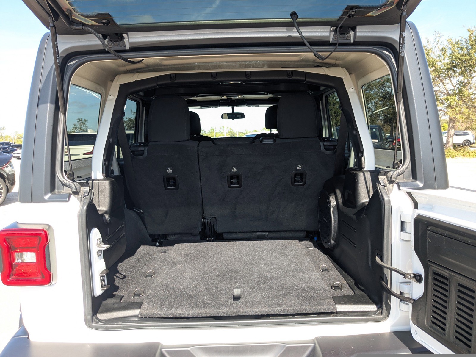 2021 Jeep Wrangler - Photo 14