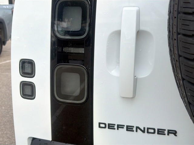 2026 Land Rover Defender 110 - Photo 10