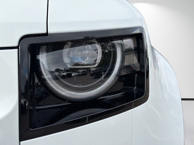 2026 Land Rover Defender 110 - Photo 9