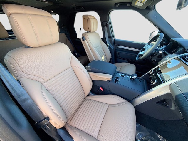 2026 Land Rover Discovery - Photo 15