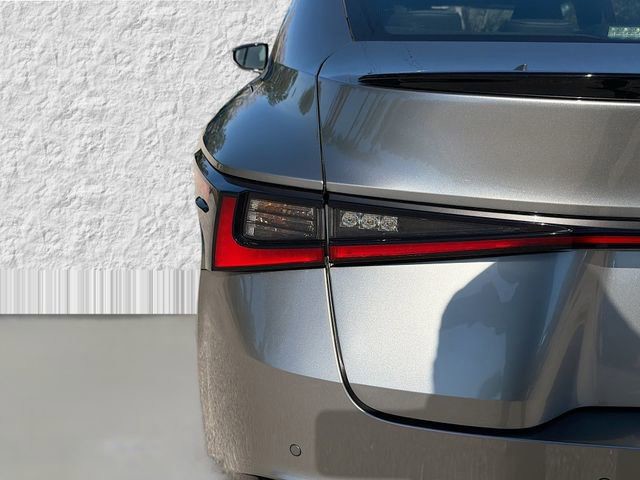 2022 Lexus IS - Photo 10