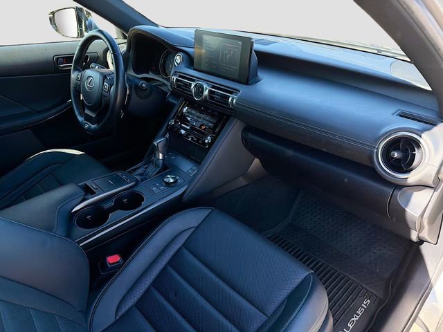 2022 Lexus IS - Photo 13