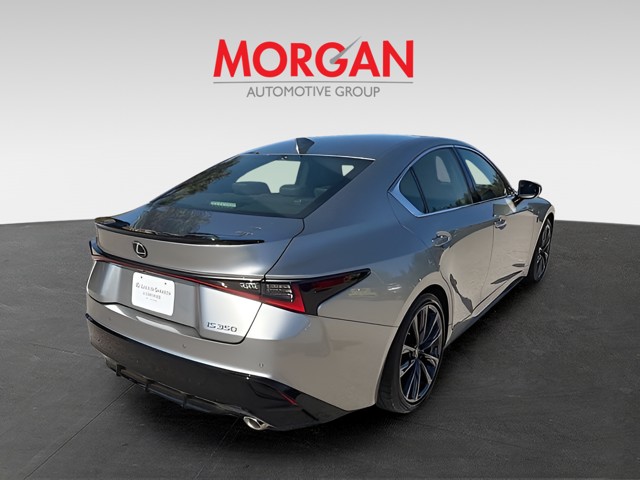 2022 Lexus IS - Photo 4