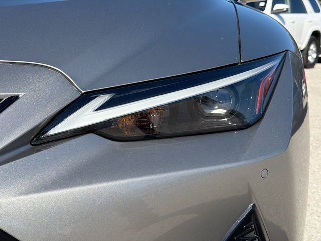 2022 Lexus IS - Photo 9