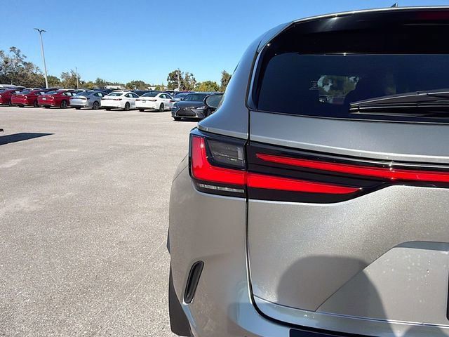2026 Lexus NX - Photo 9