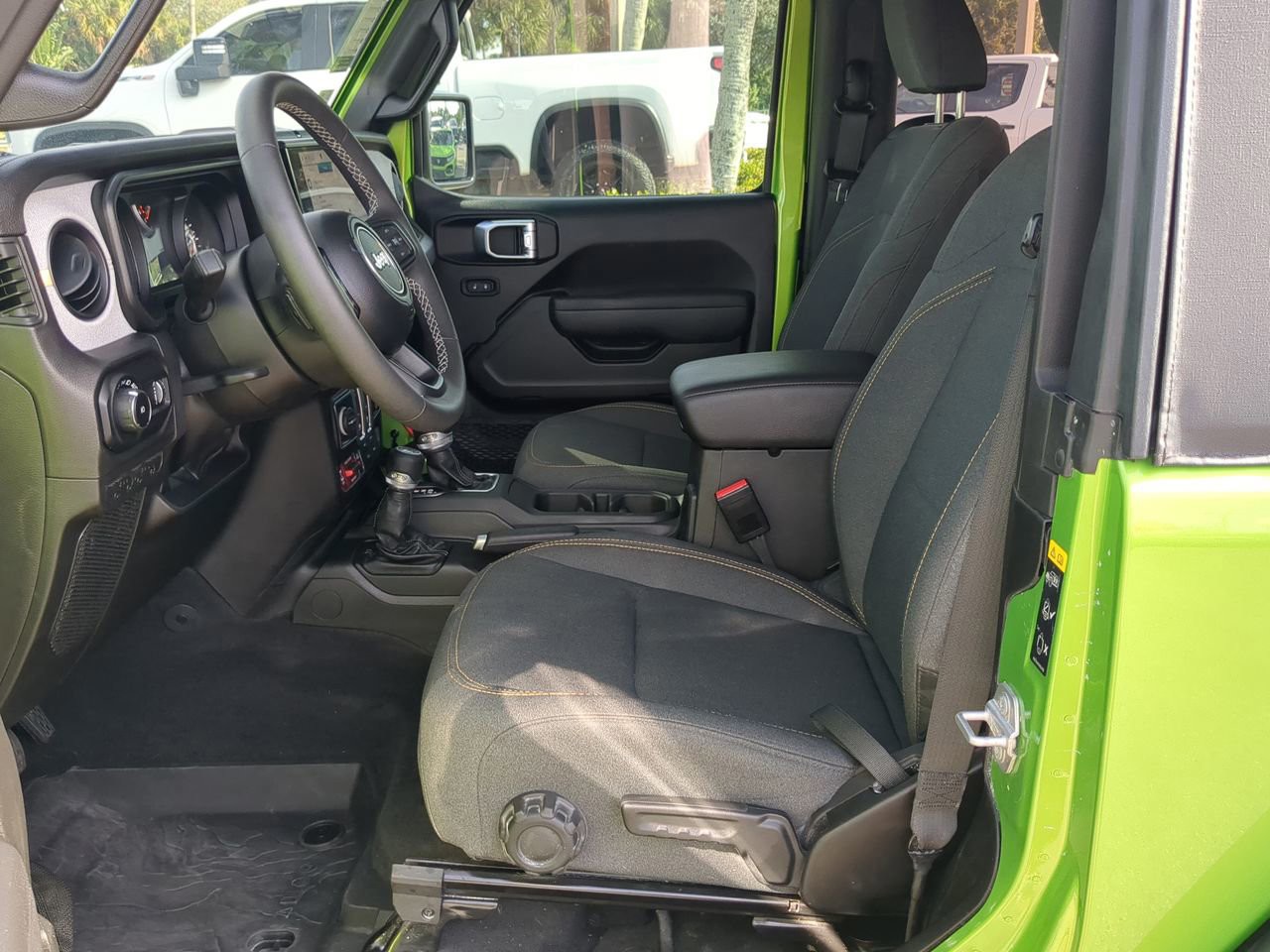 2025 Jeep Wrangler - Photo 15