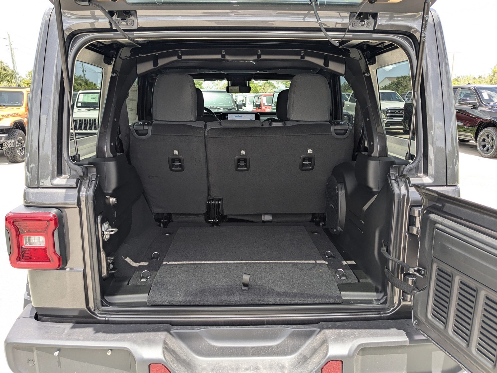 2025 Jeep Wrangler - Photo 13